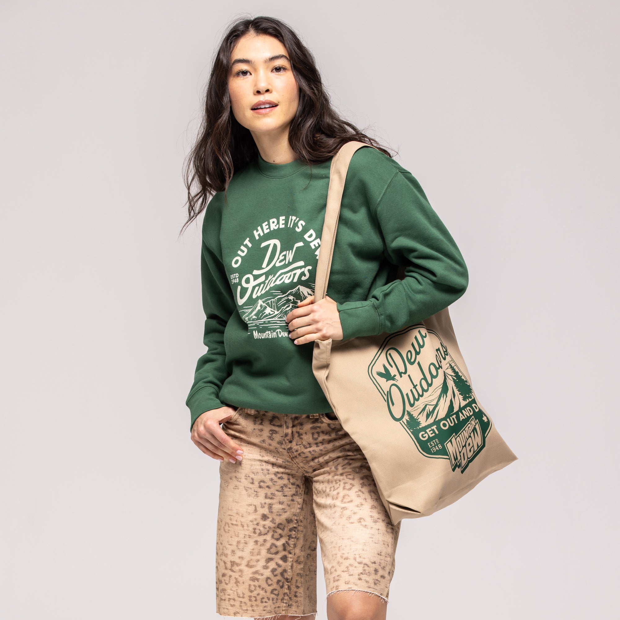 Green crewneck sweatshirt 